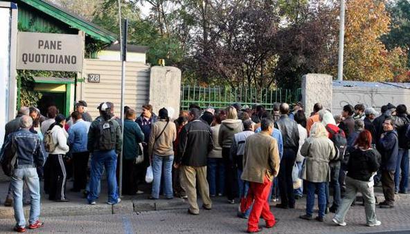 Persone in fila alla mensa della Caritas